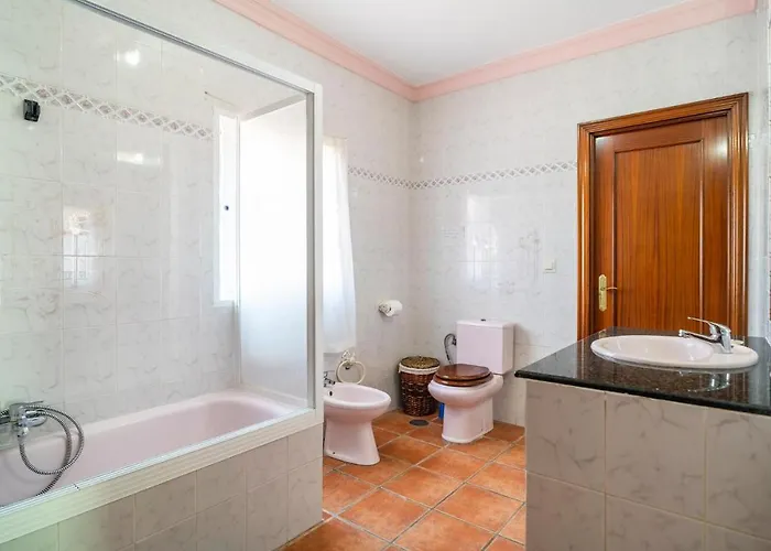 6 Bedroom Gorgeous In בית נופש *